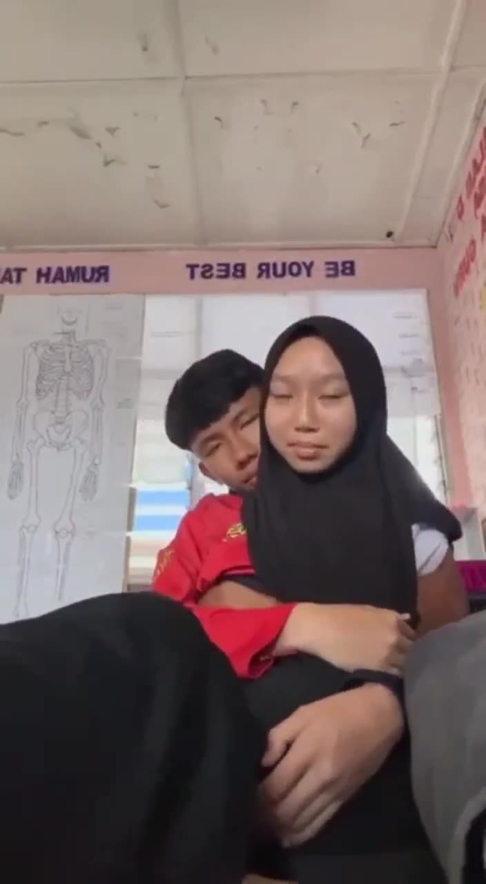 Background nonton video viral Bocil Smp Polos Ngewe Dikelas Saat Istirahat