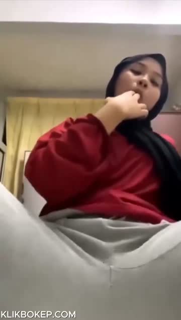 Background nonton video viral Bocil Smp Jilbab Hitam Lagi Gairah Sambil Omek