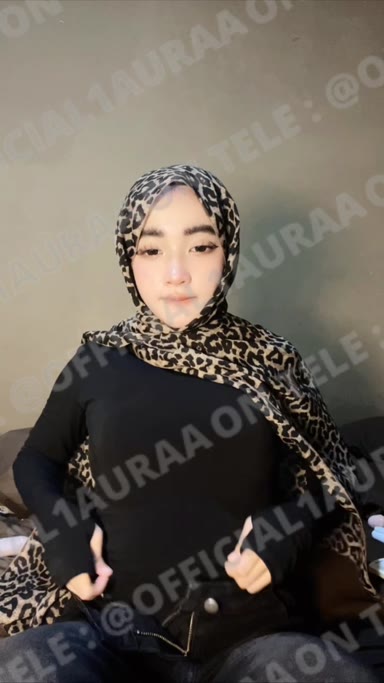 Background for Tante Laura Omek Baju Biru Hyper