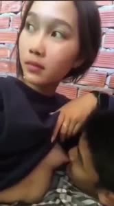 Background nonton video viral Bocil Smp Nyusuin Pacar Dibelakang Rumah