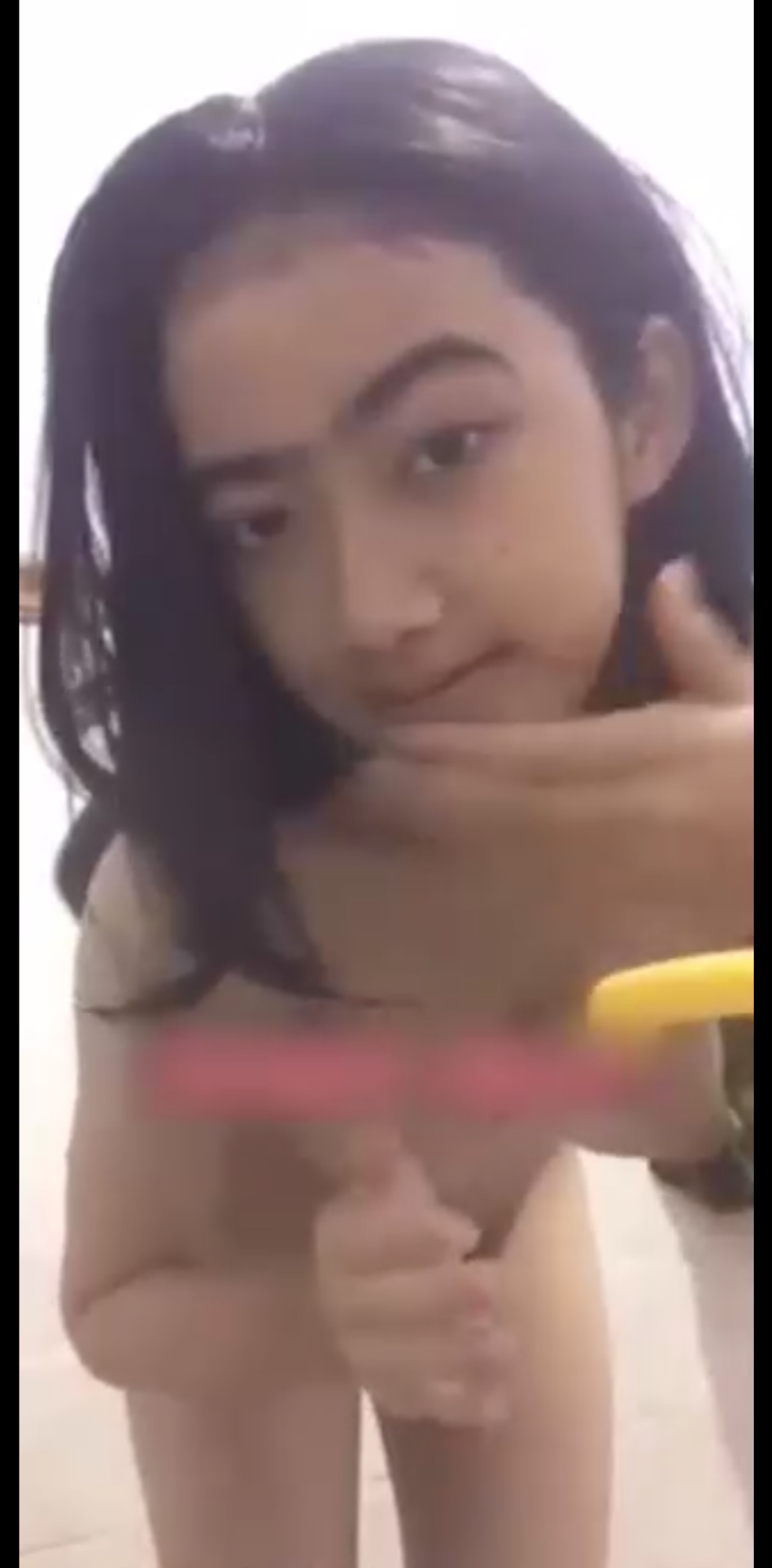 Background nonton video viral Syakirah Tiktoker Mandi Sambil Colok Meki