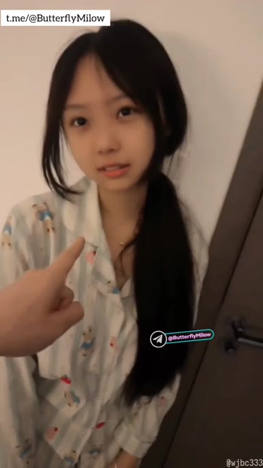 Background nonton video viral Bocil Chindo Digangguin Pas Mau Mandi